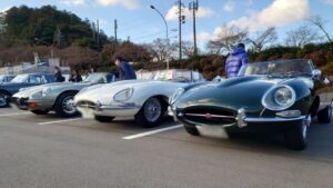 158th TSM開催のおしらせ 3月度は英国車特集　おおいに盛り上がりました　ありがとうございます でもってあっという間に一か月がたち今度の日曜日は158thTSMの開催です　お天気が微妙ですが桜は満開、是非高雄にお越しくださいませ 158th　TSM開催のご案内 日時　∶2025年4月13日（日）8∶00AM～11∶30AM 場所　：嵐山・高雄パークウエイ　高雄GATE大駐車場 参加資格：1970年代末までの車（同型車は高年式も可）　なお見学に関してはどんな車でも結構です 特集：懐かしのスーパーカー＆サーキットの狼登場モデル 参加費用：年間メンバー登録（年9回の参加費用および記念品）　1回のみのスポット参加　1,000円 ＊なおパークウエイ入場には別途1,800円（税込）が必要となります 表彰　：　上記参加車を対象にコンクールデレガンスを開催し表彰　（豪華賞品あり） Gentlemen　Start　Your　Engine！！　　　　　　　　　　　　　　　　　　　　　　　　　　　　　　　mic