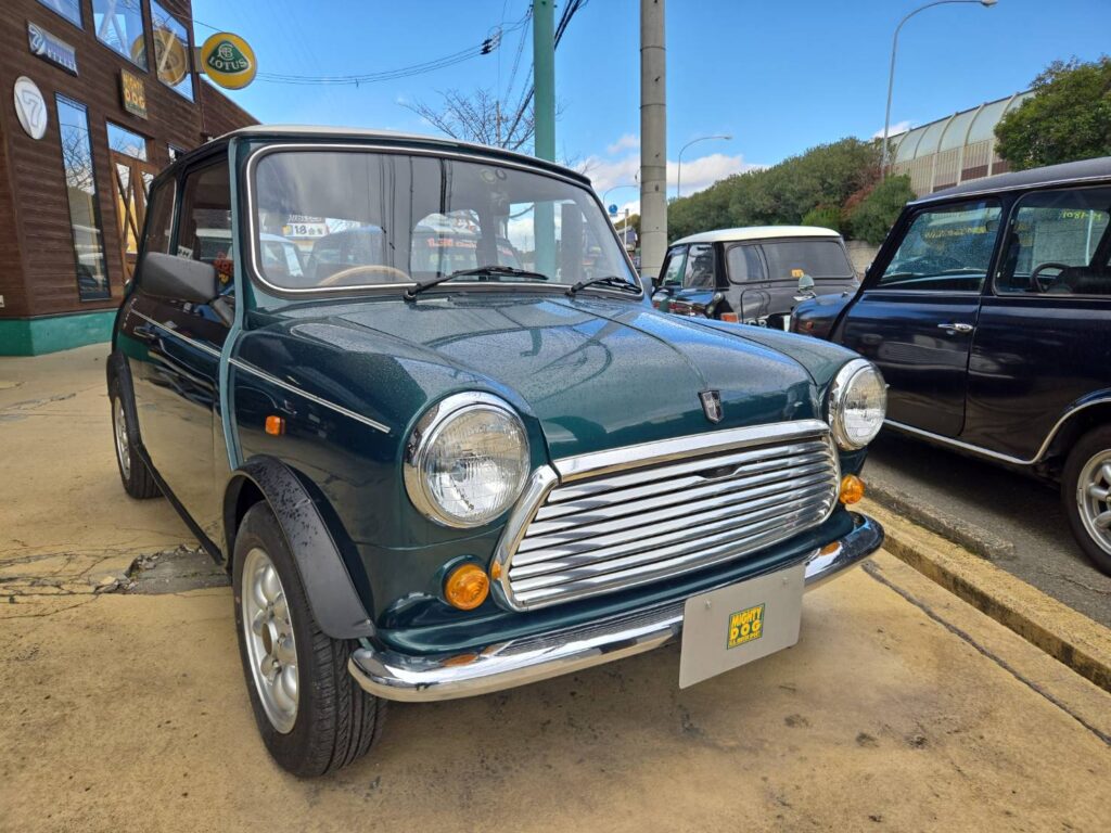 今となっては珍しいミニの入荷です。 1990年式 ミニ1000 RACING GREEN AT 61000km ワンオーナー マイティでメンテしてきたミニなので、程度はバッチリ！ 1000好きのあなた、もう出てこないかも！？