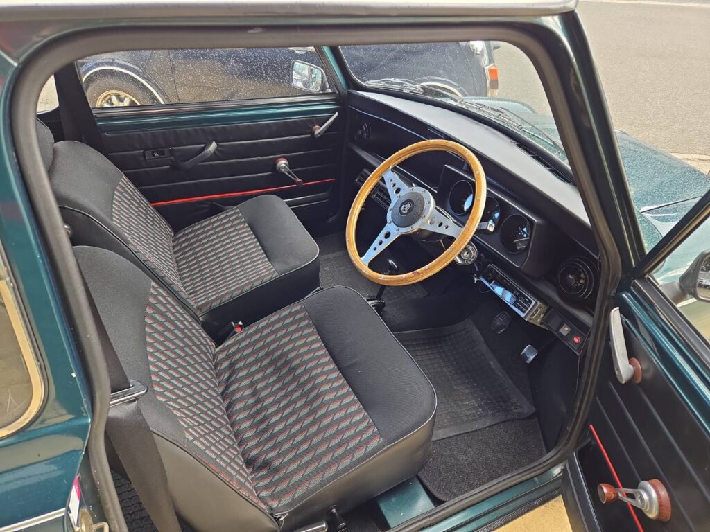 今となっては珍しいミニの入荷です。 1990年式 ミニ1000 RACING GREEN AT 61000km ワンオーナー マイティでメンテしてきたミニなので、程度はバッチリ！ 1000好きのあなた、もう出てこないかも！？