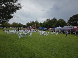 写真は、9月14日開催の『British picnic 2025』のワンカット！ 芝生の上で、まったり＆のんびりです。