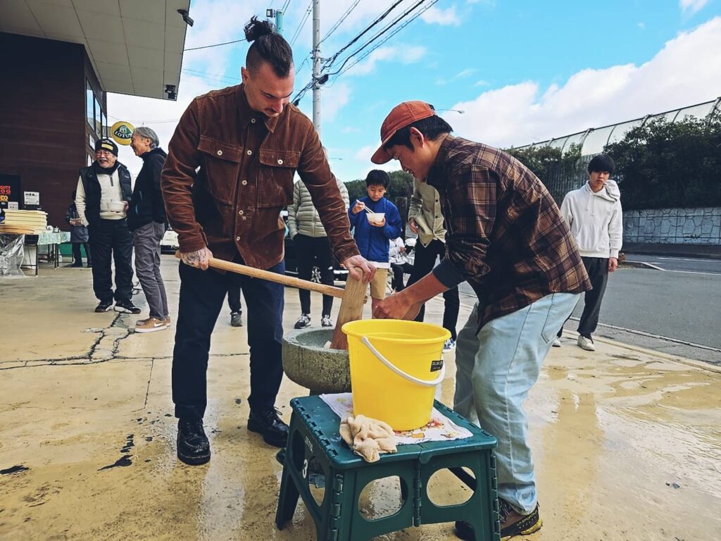 年末恒例 マイティドッグ餅つき大会のお知らせ 開催日：2025年12月21日（日） 時間：9:00ごろから、もち米がなくなるまで 今年も恒例の「マイティドッグ餅つき大会」を開催いたします！ つき放題・食べ放題・丸め放題、参加費無料でどなたでもご参加いただけます。 ご家族・ご友人をお誘いあわせのうえ、ぜひお越しください。