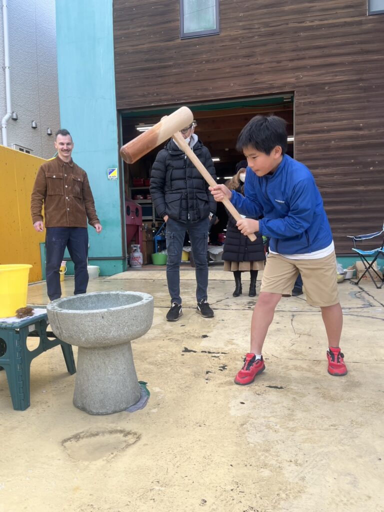 年末恒例 マイティドッグ餅つき大会のお知らせ 開催日：2025年12月21日（日） 時間：9:00ごろから、もち米がなくなるまで 今年も恒例の「マイティドッグ餅つき大会」を開催いたします！ つき放題・食べ放題・丸め放題、参加費無料でどなたでもご参加いただけます。 ご家族・ご友人をお誘いあわせのうえ、ぜひお越しください。