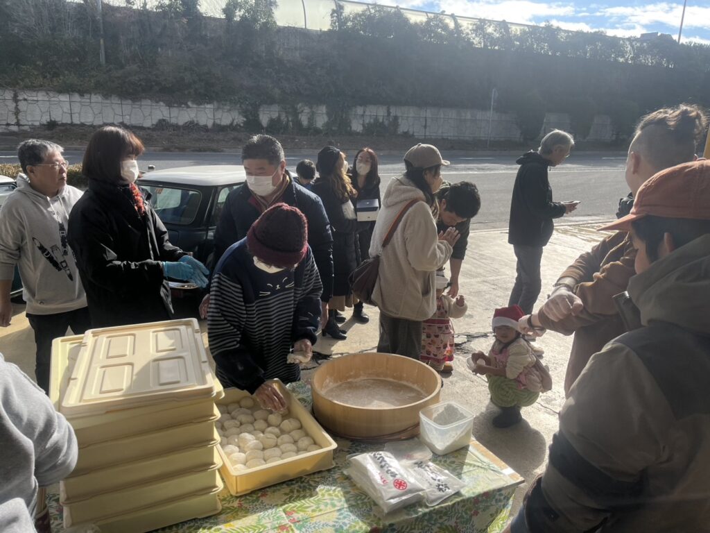 年末恒例 マイティドッグ餅つき大会のお知らせ 開催日：2025年12月21日（日） 時間：9:00ごろから、もち米がなくなるまで 今年も恒例の「マイティドッグ餅つき大会」を開催いたします！ つき放題・食べ放題・丸め放題、参加費無料でどなたでもご参加いただけます。 ご家族・ご友人をお誘いあわせのうえ、ぜひお越しください。