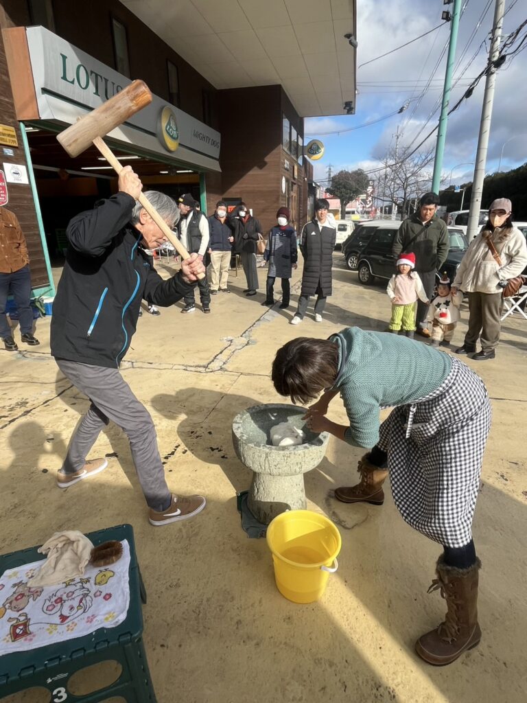 年末恒例 マイティドッグ餅つき大会のお知らせ 開催日：2025年12月21日（日） 時間：9:00ごろから、もち米がなくなるまで 今年も恒例の「マイティドッグ餅つき大会」を開催いたします！ つき放題・食べ放題・丸め放題、参加費無料でどなたでもご参加いただけます。 ご家族・ご友人をお誘いあわせのうえ、ぜひお越しください。