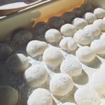 年末恒例 マイティドッグ餅つき大会のお知らせ 開催日：2025年12月21日（日） 時間：9:00ごろから、もち米がなくなるまで 今年も恒例の「マイティドッグ餅つき大会」を開催いたします！ つき放題・食べ放題・丸め放題、参加費無料でどなたでもご参加いただけます。 ご家族・ご友人をお誘いあわせのうえ、ぜひお越しください。