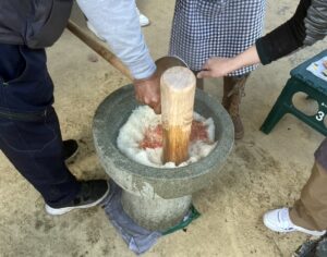 次の日曜日21日は「お餅つき大会」ですよ！